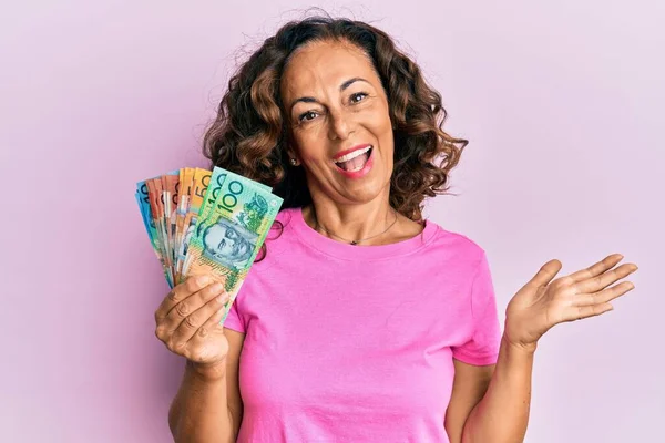 Femme Hispanique Moyen Âge Tenant Des Dollars Australiens Célébrant Réalisation — Photo