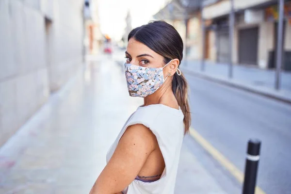 Mulher Bonita Vestindo Roupas Elegantes Máscara Segurança Médica Colorida Para — Fotografia de Stock