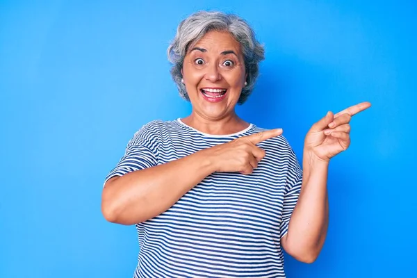Ältere Hispanische Grauhaarige Frau Lässiger Kleidung Lächelt Und Schaut Die — Stockfoto