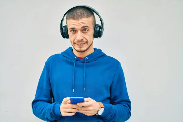 Giovane Uomo Ispanico Sorridente Felice Con Smartphone Cuffie Città — Foto Stock