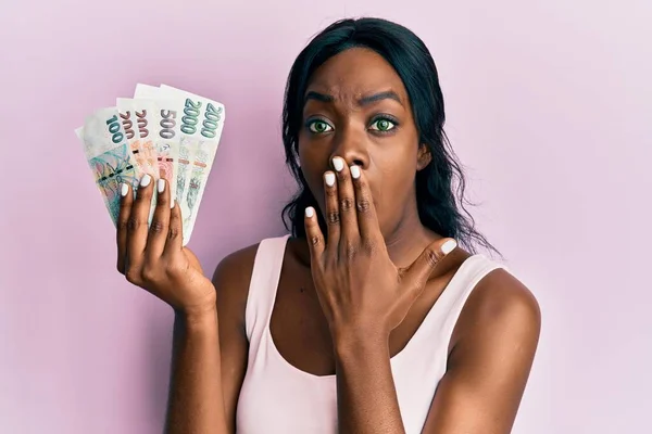 Joven Mujer Afroamericana Sosteniendo Billetes Coronas Checas Cubriendo Boca Con —  Fotos de Stock