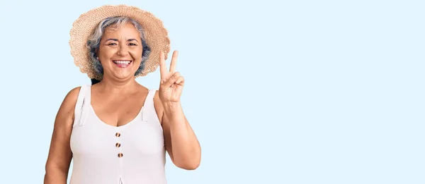 夏の帽子をかぶった白髪のシニア女性と カメラが勝利サインをするのを見て笑顔で夏服 — ストック写真