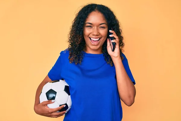 Νεαρή Αφροαμερικάνα Γυναίκα Που Κρατά Μπάλα Ποδοσφαίρου Μιλώντας Στο Smartphone — Φωτογραφία Αρχείου