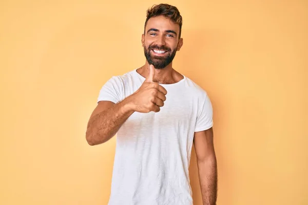 Joven Hombre Hispano Vistiendo Ropa Casual Sonriendo Feliz Positivo Pulgar — Foto de Stock