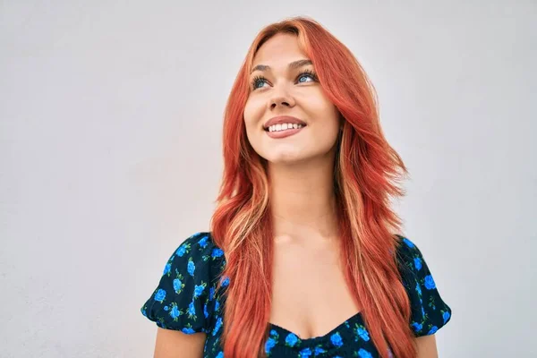 Chica Pelirroja Joven Sonriendo Feliz Caminando Calle Ciudad — Foto de Stock