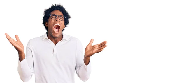 Красивый Африканский Американец Афроволосами Повседневной Одежде Очках Празднует Безумный Безумный — стоковое фото