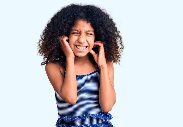 Niño Afroamericano Con Pelo Rizado Usando Trajes Baño Cubriendo Las — Foto de Stock