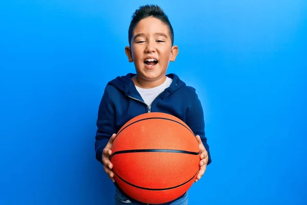 Pequeño Niño Hispano Sosteniendo Pelota Baloncesto Sonriendo Riendo Voz Alta — Foto de Stock