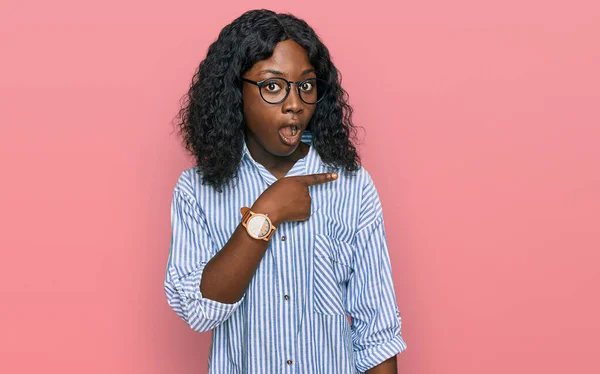 Vacker Afrikansk Ung Kvinna Bär Casual Kläder Och Glasögon Förvånad — Stockfoto