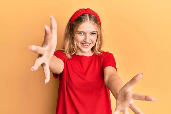 Hermosa Chica Caucásica Joven Con Camiseta Roja Casual Mirando Cámara — Foto de Stock