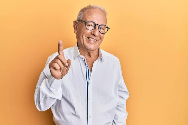 Homem Caucasiano Sênior Vestindo Roupas Casuais Óculos Sorrindo Com Uma — Fotografia de Stock