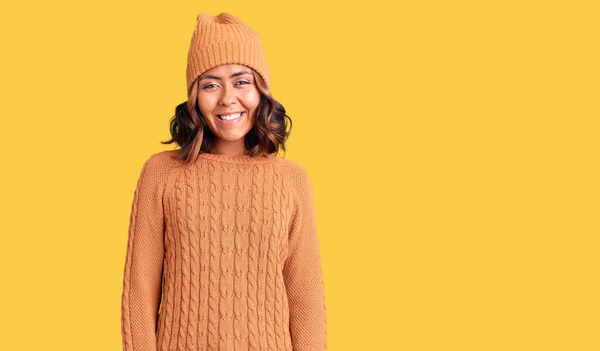 스웨터 행복하고 미소를 모자를 아름다운 운좋은 — 스톡 사진