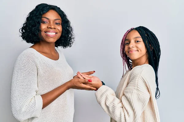 Belle Mère Fille Afro Américaine Portant Des Vêtements Décontractés Étreignant — Photo