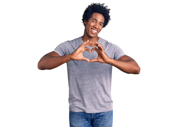 Hombre Afroamericano Guapo Con Pelo Afro Usando Ropa Casual Sonriendo — Foto de Stock