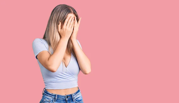 Jovem Mulher Loira Bonita Vestindo Roupas Casuais Com Expressão Triste — Fotografia de Stock