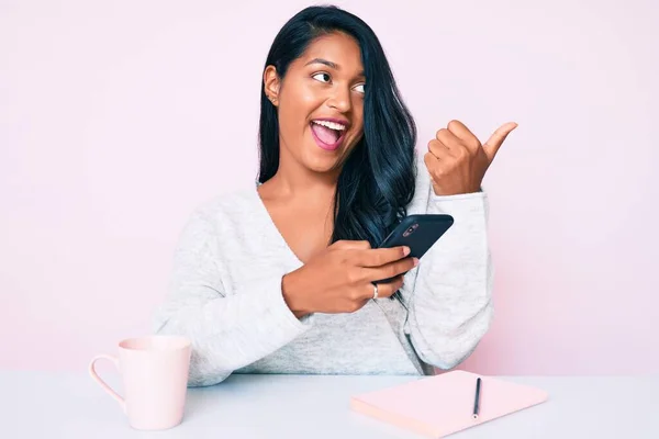 Mooie Latijn Jonge Vrouw Met Lang Haar Met Behulp Van — Stockfoto