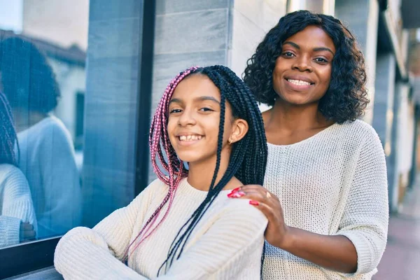 Hermosa Madre Afroamericana Hija Sonriendo Feliz Abrazando Pie Con Sonrisa — Foto de Stock