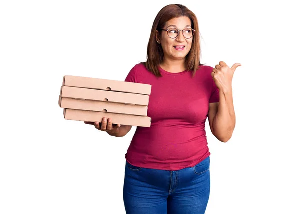 Lateinamerikanerin Mittleren Alters Hält Lieferung Pizzaschachtel Und Zeigt Daumen Zur — Stockfoto