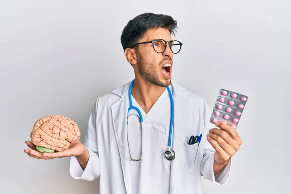 Jovem Homem Bonito Segurando Cérebro Pílulas Como Conceito Saúde Mental — Fotografia de Stock