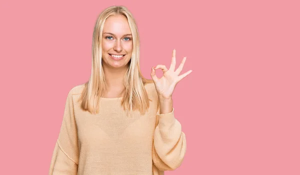 Mladá Blondýnka Neformálním Oblečení Pozitivním Úsměvem Dělá Pořádku Znamení Rukou — Stock fotografie