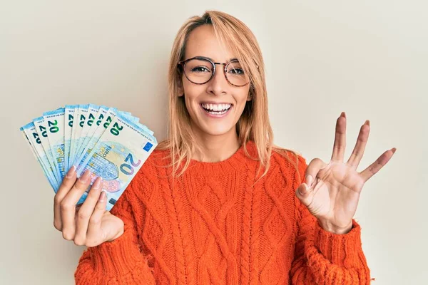 Krásná Blondýnka Drží Eurobankovek Dělá Znamení Prsty Usmívá Přátelské Gestikulace — Stock fotografie