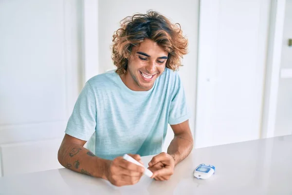 Joven Diabético Hispano Sonriendo Feliz Midiendo Nivel Glucosa Casa —  Fotos de Stock