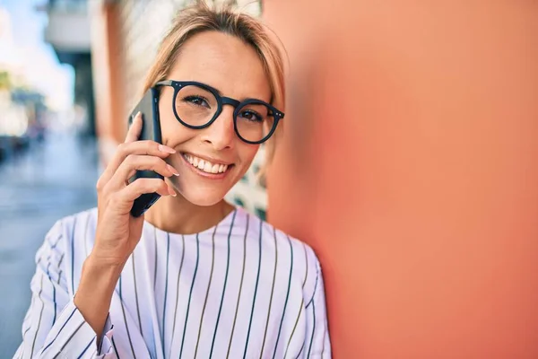 Joven Mujer Negocios Rubia Sonriendo Feliz Usando Teléfono Inteligente Ciudad — Foto de Stock