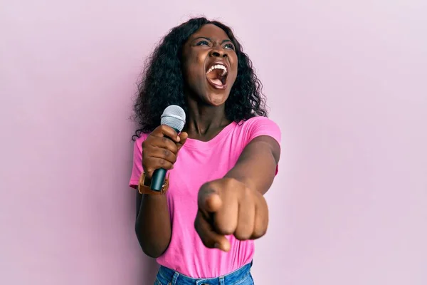 Krásná Africká Mladá Žena Zpívající Píseň Pomocí Mikrofonu Ukazuje Kameru — Stock fotografie