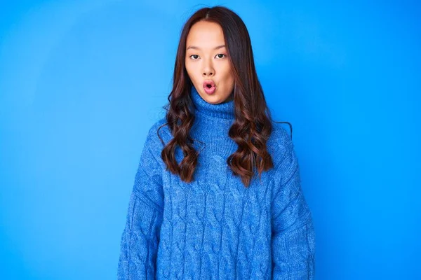 若いです美しい中国の女の子身に着けているカジュアル冬のセーター恐れとショックで驚きの表情 恐怖と興奮した顔 — ストック写真