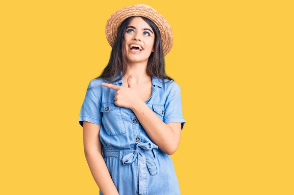 Menina Adolescente Morena Usando Chapéu Verão Alegre Com Sorriso Rosto — Fotografia de Stock