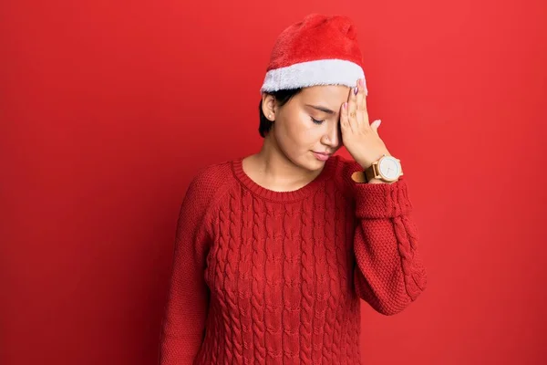 Hermosa Mujer Joven Con Pelo Corto Con Sombrero Navidad Sorprendido —  Fotos de Stock