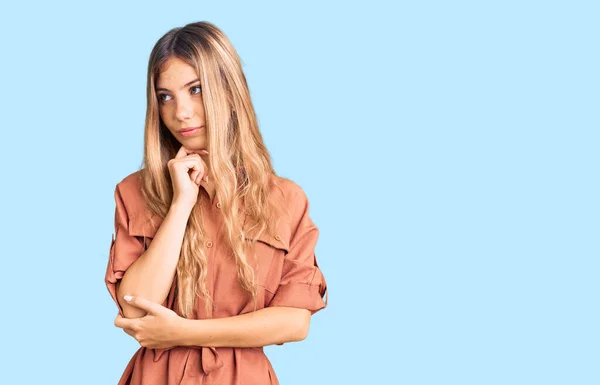 Beautiful Caucasian Woman Blonde Hair Wearing Summer Jumpsuit Hand Chin — Stock Photo, Image