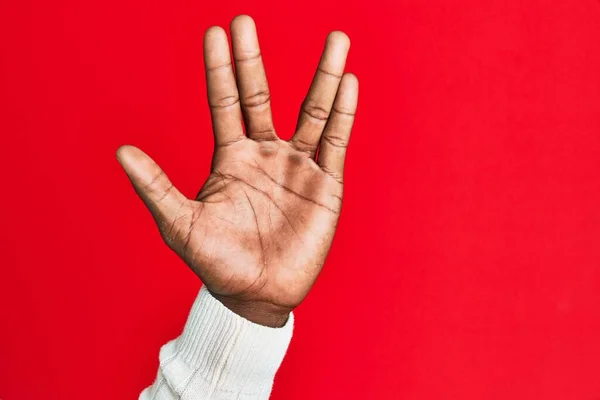 Braccio Mano Afroamericano Nero Giovane Sfondo Rosso Isolato Saluto Facendo — Foto Stock