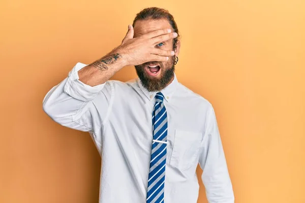 Homem Bonito Com Barba Cabelos Longos Vestindo Roupas Negócios Espreitando — Fotografia de Stock