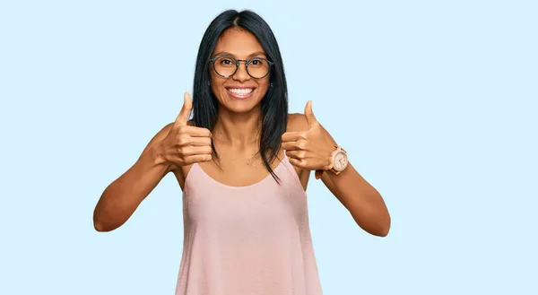 Junge Afrikanisch Amerikanische Frau Trägt Lässige Kleidung Und Brille Erfolgszeichen — Stockfoto