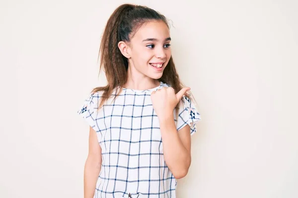 Χαριτωμένο Ισπανόφωνο Κορίτσι Φορώντας Casual Ρούχα Χαμογελώντας Χαρούμενο Πρόσωπο Αναζητούν — Φωτογραφία Αρχείου