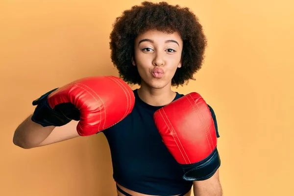 Ung Latinamerikansk Sportig Tjej Med Boxningshandskar Tittar Kameran Blåser Kyss — Stockfoto