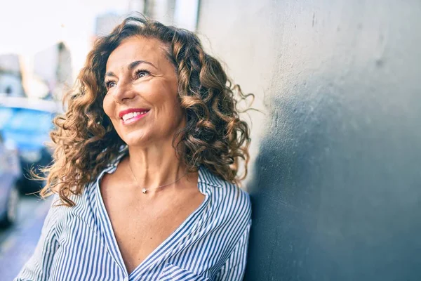 Mujer Hispana Mediana Edad Sonriendo Feliz Apoyada Pared Ciudad —  Fotos de Stock