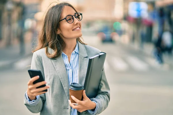 Ung Latinamerikansk Affärskvinna Använder Smartphone Och Dricka Bort Kaffe Staden — Stockfoto