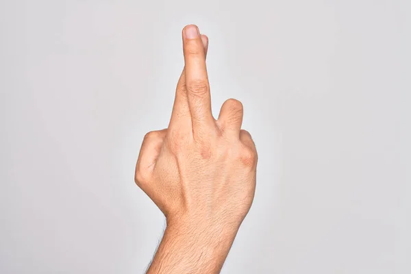 孤立した白い背景に指を示す白人の若者の手ジェスチャー指が交差し 迷信と幸運ジェスチャー 幸運と希望の表現 — ストック写真