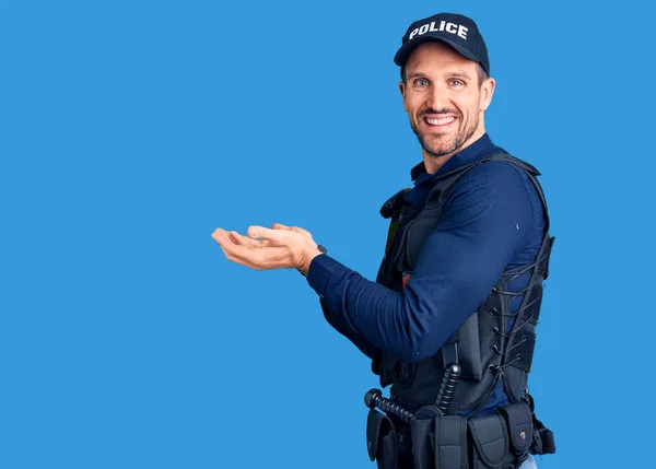 Joven Hombre Guapo Vistiendo Uniforme Policía Señalando Lado Con Las — Foto de Stock