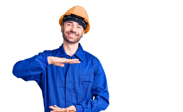 Young Hispanic Man Wearing Worker Uniform Gesturing Hands Showing Big — Stock Photo, Image