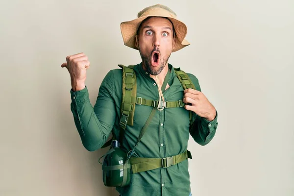 Handsome Man Beard Wearing Explorer Hat Backpack Surprised Pointing Hand — ストック写真