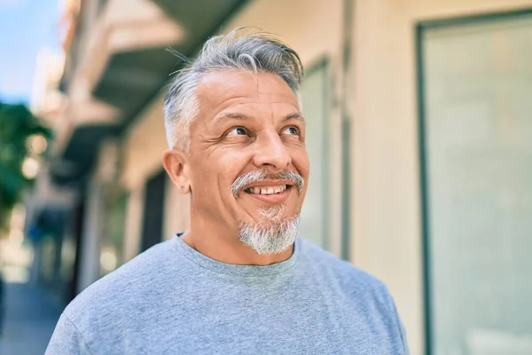 Homem Hispânico Cabelos Grisalhos Meia Idade Sorrindo Feliz Cidade — Fotografia de Stock