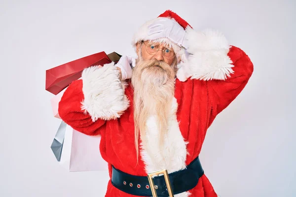 Starý Starší Muž Šedými Vlasy Dlouhými Vousy Kostýmu Santa Clause — Stock fotografie