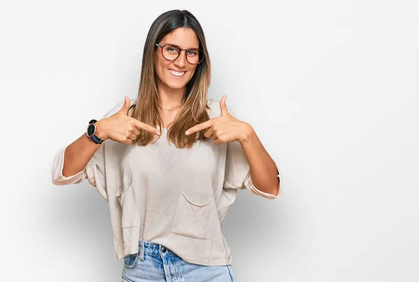 Jovem Mulher Vestindo Roupas Casuais Óculos Olhando Confiante Com Sorriso — Fotografia de Stock