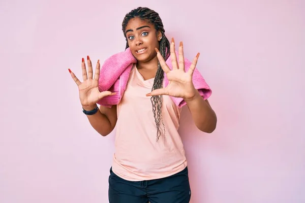 Młoda Afroamerykanka Warkoczami Ubrana Odzież Sportową Ręcznik Przerażona Przerażona Ekspresją — Zdjęcie stockowe
