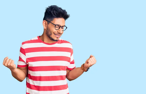 Schöner Lateinamerikanischer Junger Mann Lässiger Kleidung Und Brille Sehr Glücklich — Stockfoto