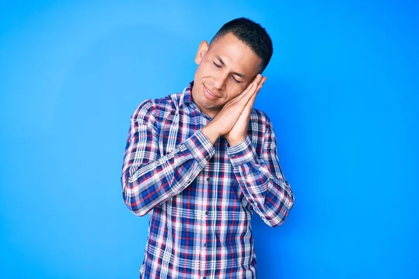 Jeune Homme Latino Beau Portant Des Vêtements Décontractés Dormir Fatigué — Photo