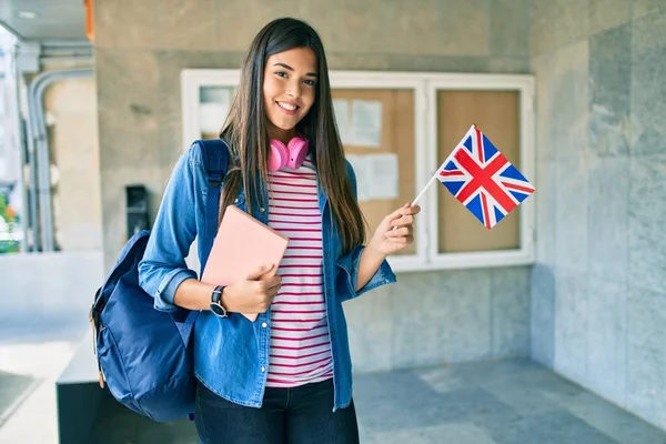 Jovem Estudante Hispânico Menina Sorrindo Feliz Segurando Livro Bandeira Reino — Fotografia de Stock